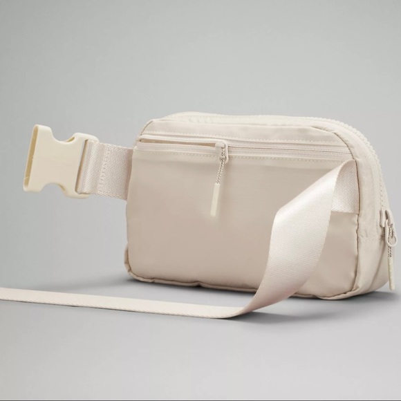 Lululemon Everywhere Belt Bag White Opal NWT ORIGINAL EBB - Picture 4 of 11